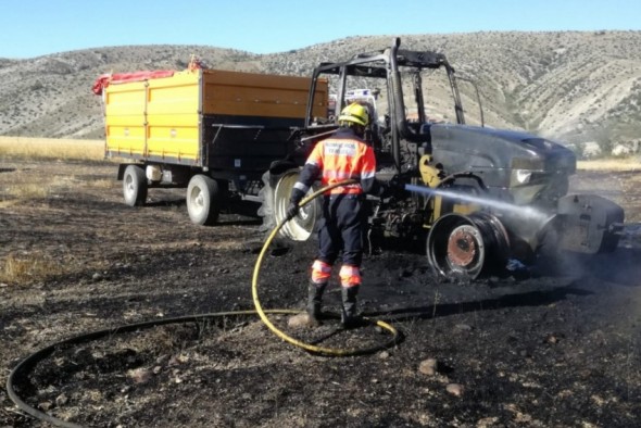 Un incendio calcina 2 hectáreas de cereal y un tractor en Fonfría
