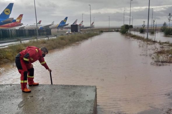 La carretera de acceso al Aeropuerto de Teruel, anegada por las fuertes lluvias de la pasada noche