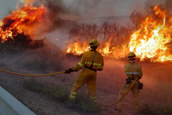 Una tormenta provocó un incendio junto a la N-211 en Alcañiz y obligó a cortar la carretera