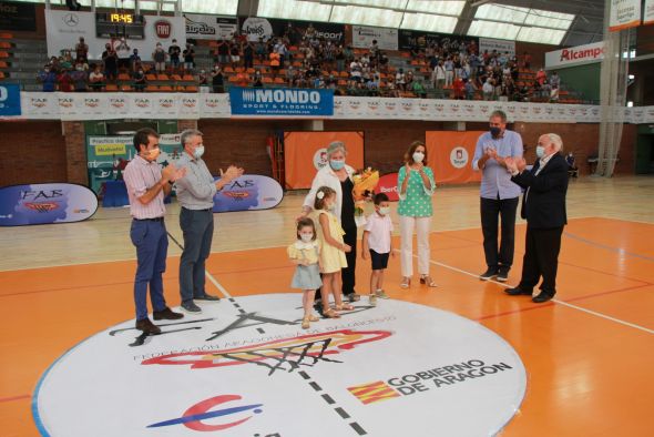 Teruel recuerda a Pepe Lanzuela, alma del baloncesto, y la Federación Aragonesa le entrega a su viuda la insignia de honor