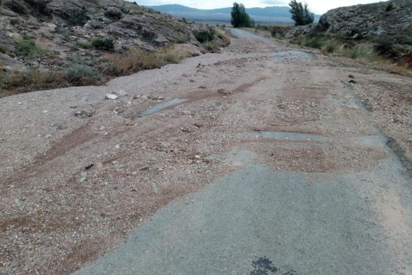 La DPT actúa en varias carreteras afectadas por desprendimientos y acumulación de barro por las fuertes tormentas