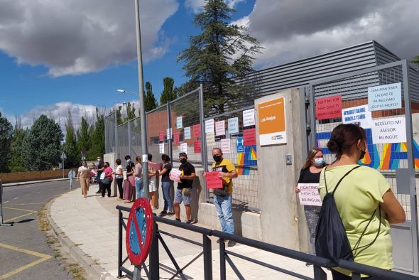 Las familias del colegio Las Anejas de Teruel ‘abrazan’ el colegio por el recorte en asesores