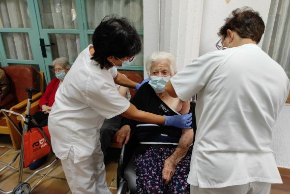 Aragón espera completar las terceras dosis de la vacuna a usuarios de residencias la próxima semana