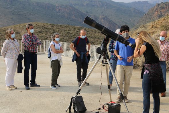 Un grupo de aficionados mira al sol de frente en Galáctica durante el equinoccio