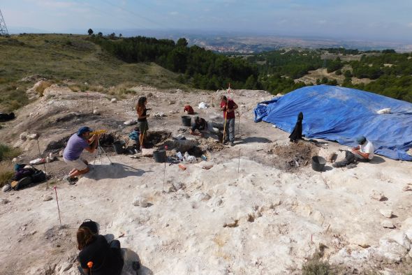 Especialistas de la Fundación Dinópolis y del CSIC consiguen aflorar más de 400 restos fósiles en el yacimiento La Gloria 4