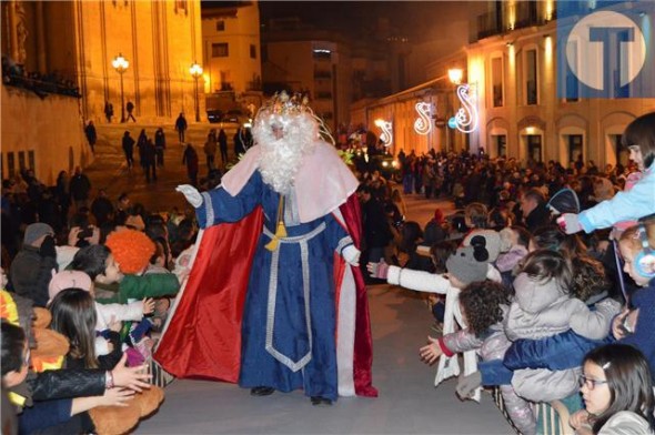 Sus idolatradas majestades se hinchan a chocar manos en la plaza de Alcañiz