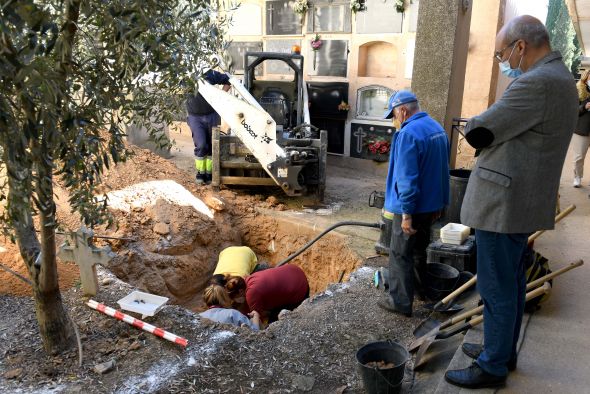 Hallan restos óseos humanos en el primer día de excavaciones en una fosa del cementerio de Alcañiz