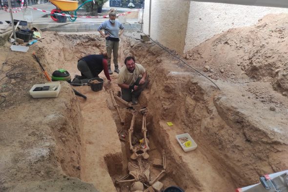 Documentan los restos de dos personas en la nueva fosa del cementerio de Alcañiz en la que buscan a represaliados