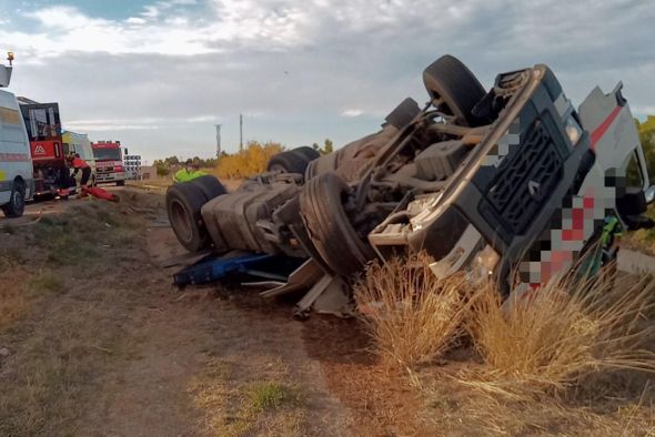 El conductor de un camión accidentado en la N-232 tiene que ser liberado por los bomberos