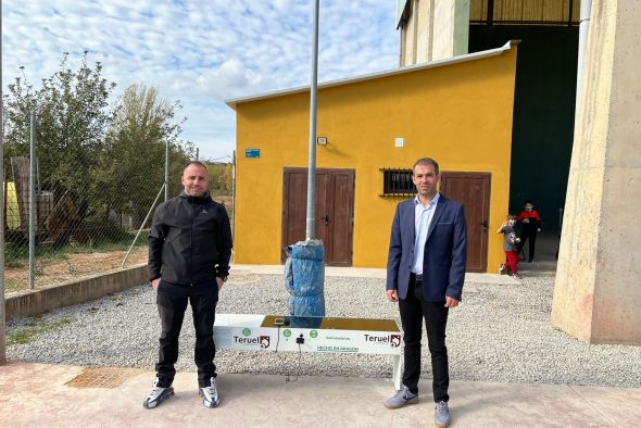 El Ayuntamiento de Teruel instala un banco solar con cargador para móviles y router wifi en San Blas