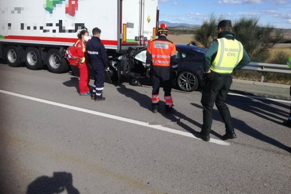 Fallece una persona tras empotrarse su vehículo contra un camión en la A-23 entre Albentosa y San Agustín