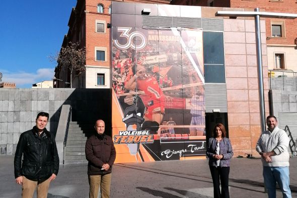 Teruel felicita a su club de voleibol por su trayectoria con una foto de gran formato