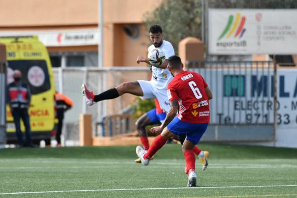 El CD Teruel se lleva un empate ante el Peña Deportiva en un partido con emoción, goles y expulsados (2-2)