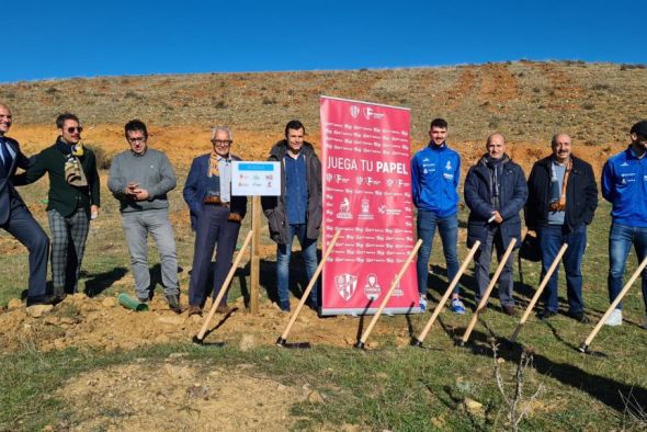 Los jugadores del CV Teruel repueblan una hectárea en Calamocha junto al alcalde