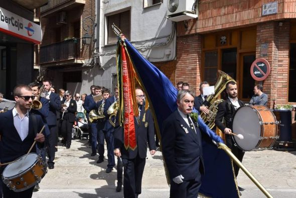 Miguel Pascual, abanderado de la Banda Municipal de Música de Alcorisa: “El pasacalles es lo que más gozo; que me vea la gente y me tiren fotos me vuelve loco”