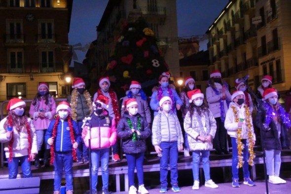 La ciudad de Teruel se ilumina de fiesta y recupera los villancicos en el Torico