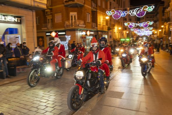 Papás noeles motorizados en Teruel llevan la ilusión de la Navidad a La Palma