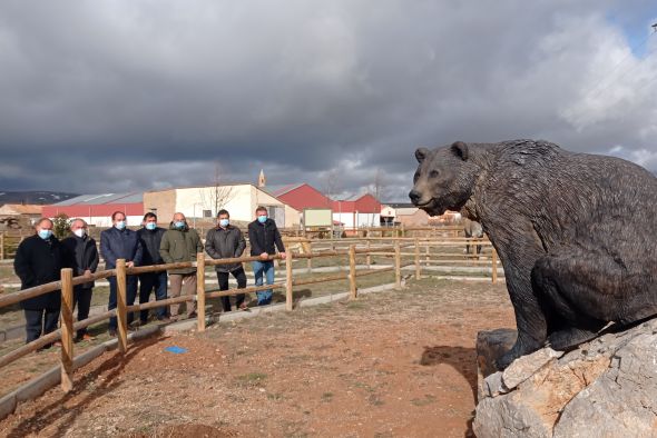 El Safari por la Sabana del Turoliense, en El Pobo, se completa con un oso, una hiena y dos lobos