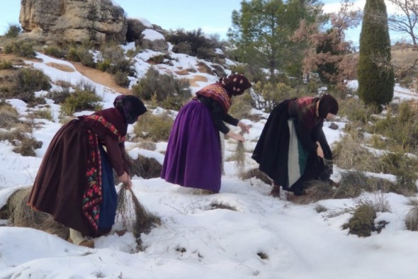 Modelos por un día, con delantal y mantón, para luchar contra el cáncer