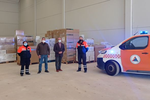 La Agrupación de Voluntarios de Protección Civil de la Comarca de Teruel reparte material protector frente al covid-19