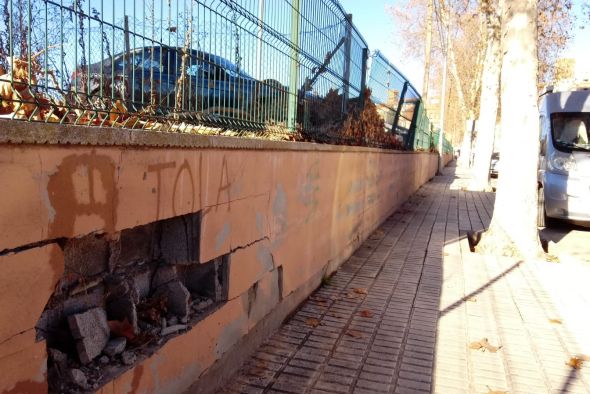 El muro del aparcamiento de Adif en Teruel será demolido para levantar después uno similar