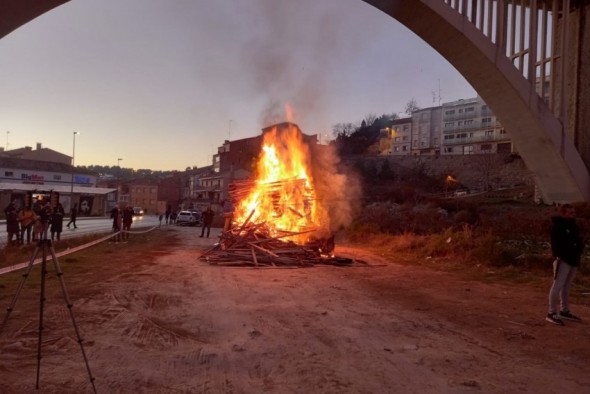 Teruel 'quema al coronavirus' en la hoguera en honor a San Antón del barrio de Julián