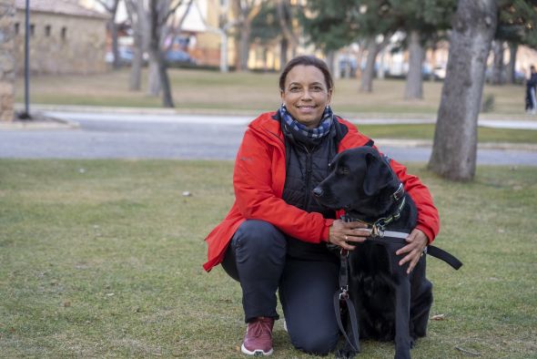 Elisenda Stewart, instructora de canes de la Fundación ONCE: Hacemos pruebas médicas y temperamentales para saber si pueden ser perros guía