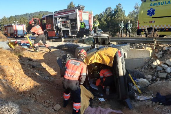 Los bomberos tienen que extraer al herido en un accidente de tráfico en La Cerollera