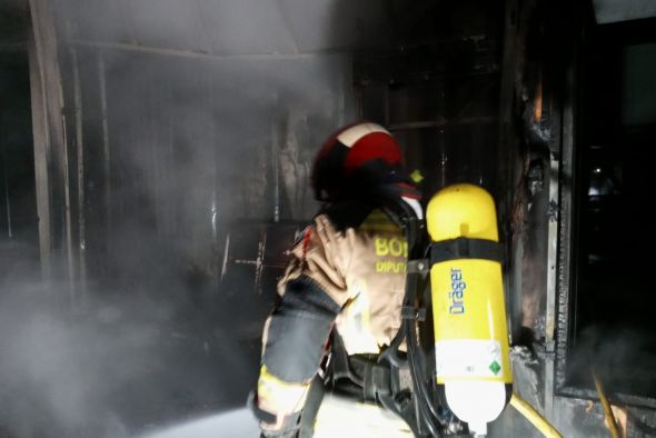 Los bomberos apagan un incendio en un alojamiento de turismo rural en Cretas en el que no se registraron heridos