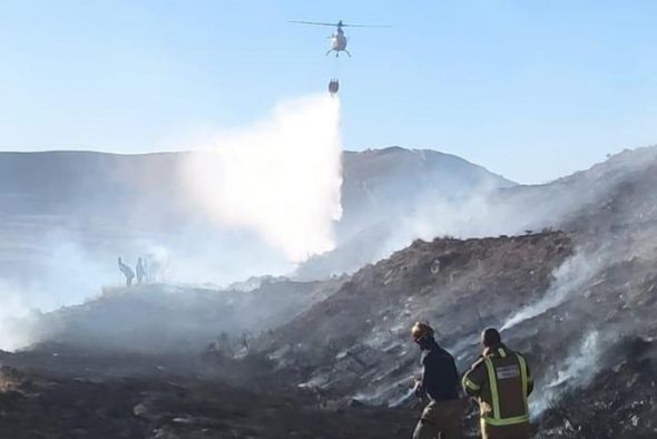 Un incendio, ya extinguido, afecta al núcleo urbano de Campos, barrio de Aliaga, y se extiende al monte bajo