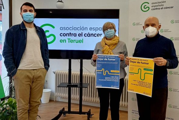 La Asociación contra el Cáncer de Teruel muestra sus talleres de deshabituación tabáquica a la diputada Rosario Pascual