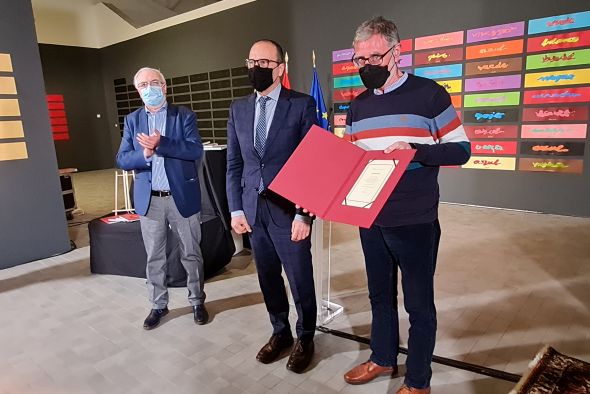 El turolense Lluis Rajadell recibe el Premio Guillem Nicolau por su obra en catalán 'Terra Agra'
