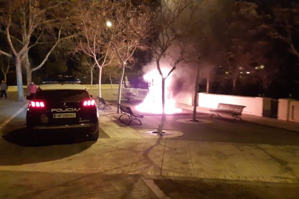 Arde un juego infantil en la zona de la fuente Torán de Teruel