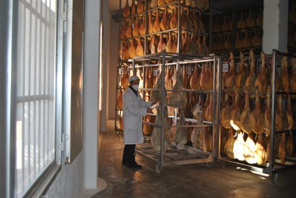 El tiempo, la paciencia y la sal, dueños del destino de un jamón de Teruel secado a ventana abierta