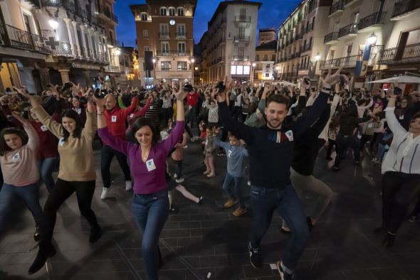 Teruel retoma el ‘flashmob’ solidario y jotero a favor de los niños oncológicos