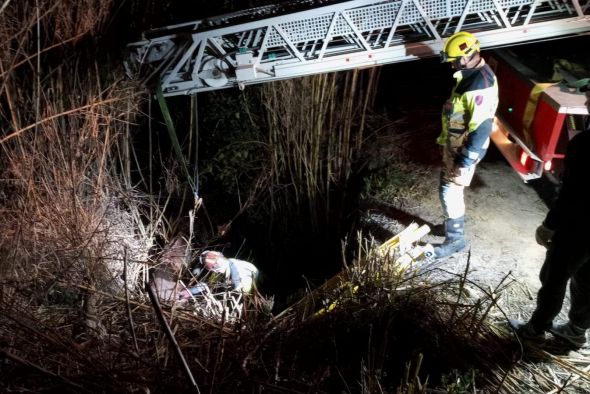 Los bomberos de Alcañiz rescatan a un caballo que se cayó a una balsa abandonada de 3 metros de profundidad