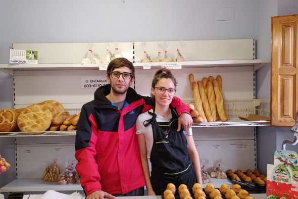 Una pareja de Mar del Plata regenta desde febrero la panadería Virgen del Buen Suceso de Fortanete