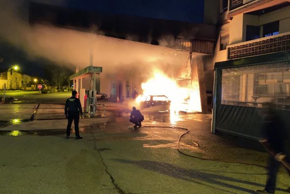 Muere calcinado un hombre dentro de su coche en la gasolinera de Mora y desalojan a varios vecinos