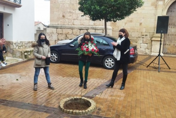 El Geoparque del Maestrazgo planta un olmo en Crivillén en honor a Josefa Lecina