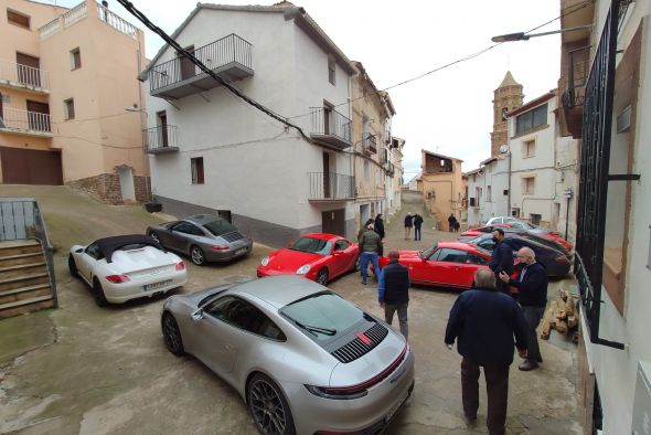 Los Amigos del Porsche aparcan 19 deportivos en las calles de Alcaine