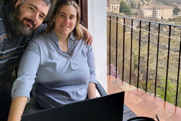 Vanesa García y Aarón Caparrós dejaron Madrid para teletrabajar desde Albarracín: “En Albarracín tenemos cada día dos horas más de tiempo para nosotros que en Madrid”