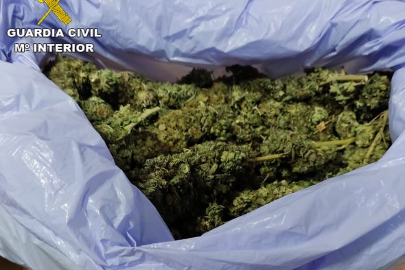 La Guardia Civil de Teruel detiene a dos personas que transportaban más de 500 gramos de marihuana mientras circulaban por la A23