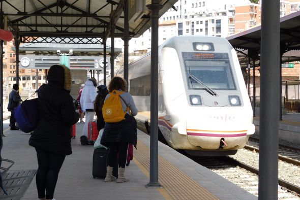 Los viajeros celebran que Teruel haya recuperado todos los servicios del tren y piden otra política comercial