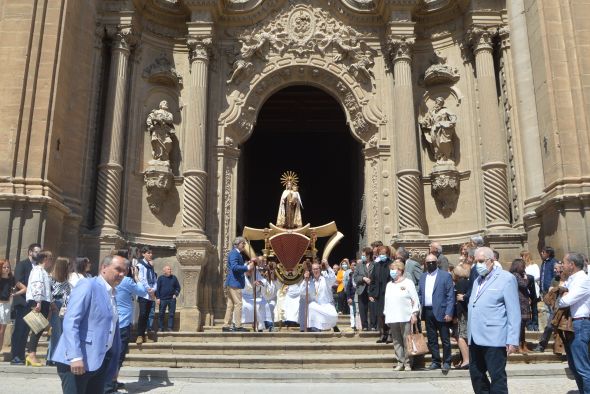 Palomas al vuelo para celebrar la resurrección de Jesucristo y echar el cierre a la Semana Santa en Alcañiz