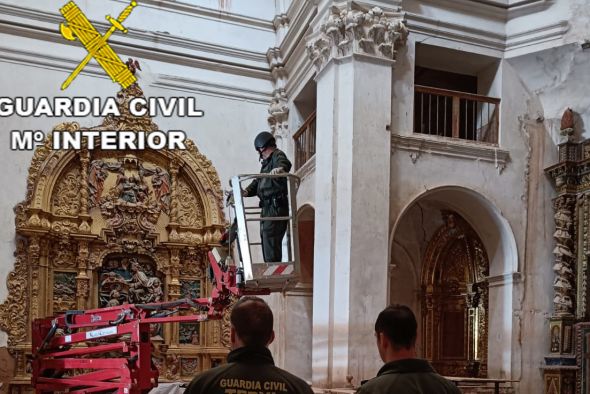 La Guardia Civil retira dos artefactos explosivos de la Guerra Civil del techo de una iglesia de Gea de Albarracín