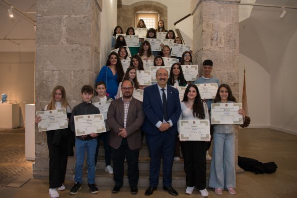 La Diputación de Teruel entrega sus premios San Jorge de Literatura y Pintura