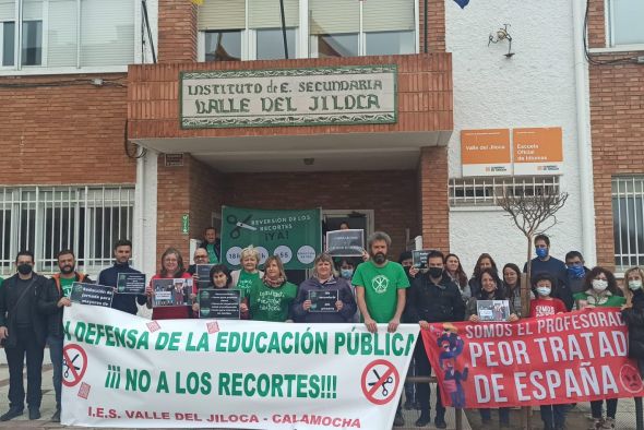 Profesores turolenses se concentran por una educación pública de calidad