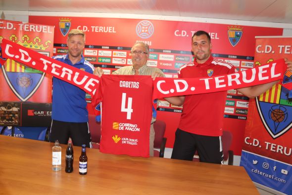 El CD Teruel renueva al director deportivo, al entrenador y a su capitán antes de viajar a Elda