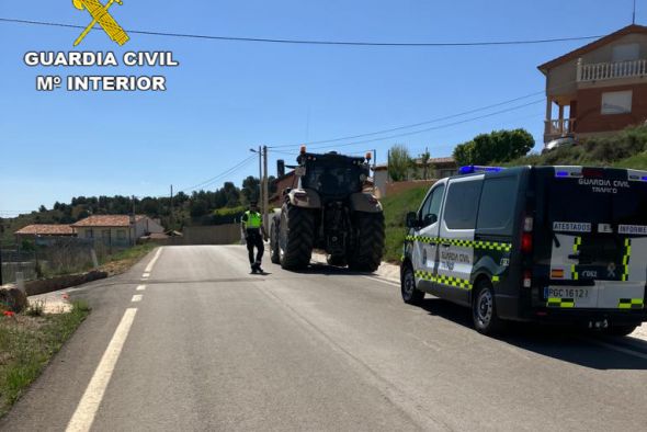 Sorprendida una niña de diez años conduciendo un tractor acompañada por su padre en Burbáguena