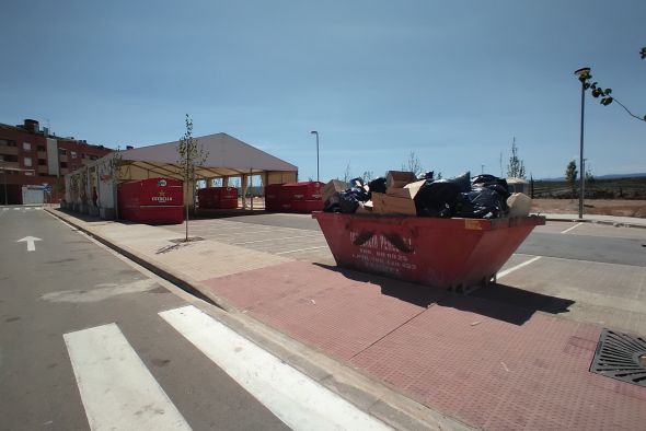 Quejas ciudadanas por los restos del botellón en las cercanías de la carpa de las fiestas del Ensanche